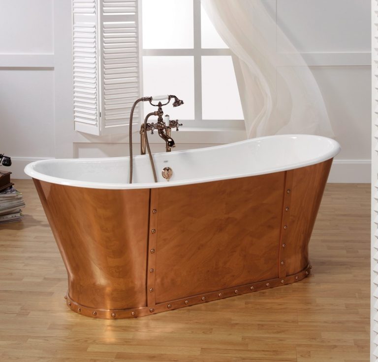 Elegant dual bath with wooden feet, combining modern design with natural wood accents for a stylish bathroom centerpiece.
